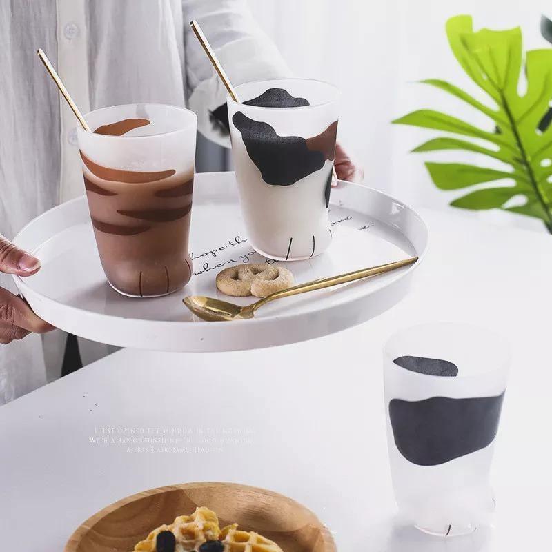 أكواب زجاجية على شكل مخلب قطة