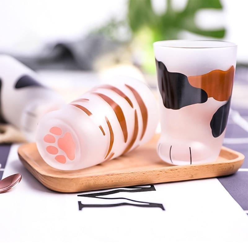 أكواب زجاجية على شكل مخلب قطة
